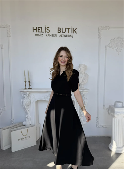 Özel Kol Tasarımlı Kemerli V Yaka Siyah Elbise