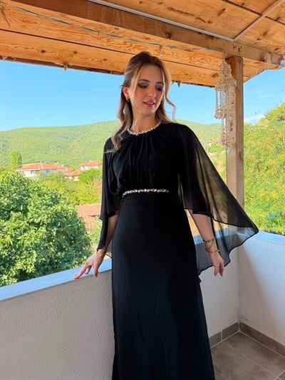 Şifon Pelerin Kollu Boyun ve Bel Taş İşlemeli Siyah Elbise