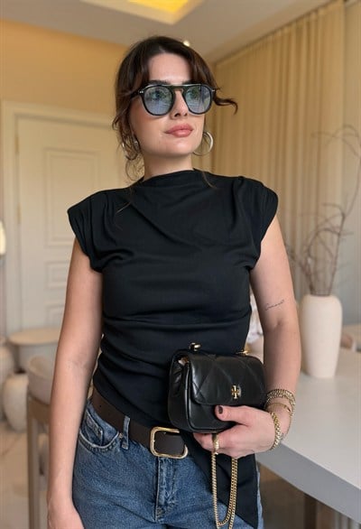 Siyah Vatkalı Asimetrik Kesim Bluz