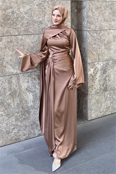 Blossra Broş Detaylı Saten Elbise Karamel