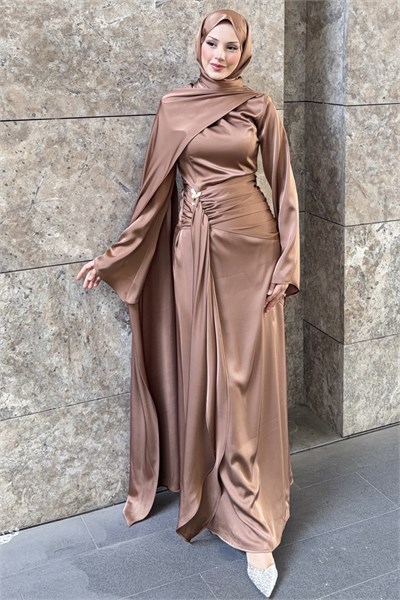 Blossra Broş Detaylı Saten Elbise Karamel