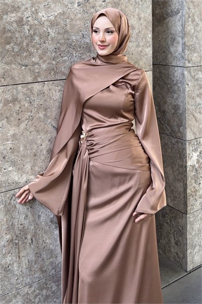 Blossra Broş Detaylı Saten Elbise Karamel