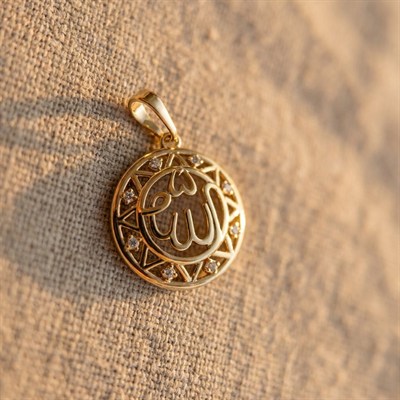Allah Yazılı Zirkon Taşlı Kolye Ucu - 14k Altın Kaplama - 18 x 26 mm