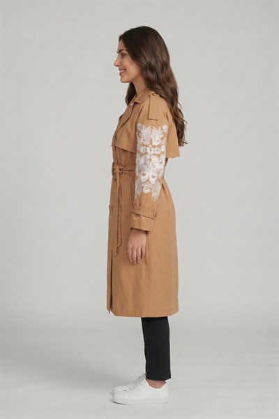 Kadın Nakış Detaylı Kemerli Trençkot M87121 Camel
