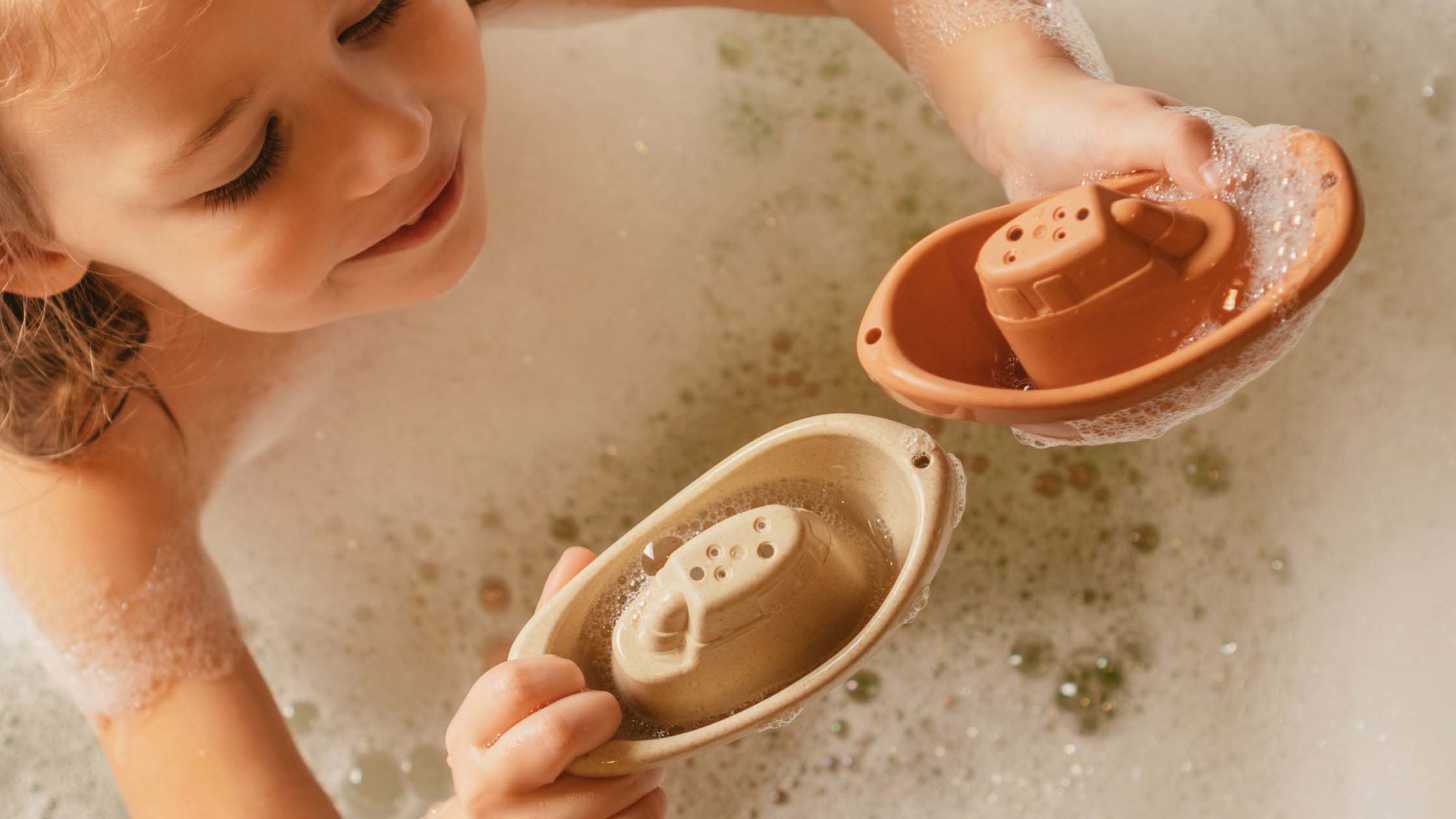 bebek banyosu, banyo oyuncakları, köpüklü banyo