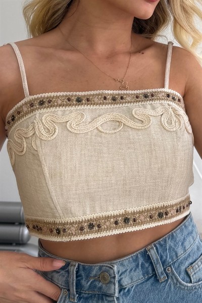 BEJ RENGİ İŞLEMELİ ŞERİT DETAYLI ASKILI CROP BÜSTİYER