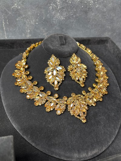 Gold Rengi Velin Damla Model Parlak Taşlı Kolye Küpe Set Göz Alıcı Abiye Davet Takı