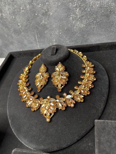 Gold Rengi Velin Damla Model Parlak Taşlı Kolye Küpe Set Göz Alıcı Abiye Davet Takı