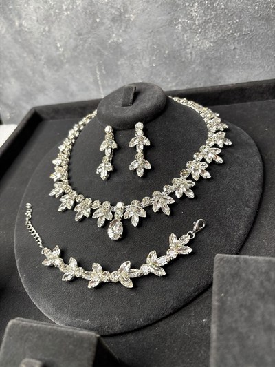 Gümüş Rengi Taşlı Kolye Küpe Bileklik Set Gösterişli Lüks Gelin Nişan Davet Takı