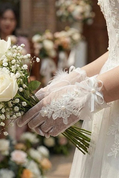 Isabella Ekru Dantel Tüylü İnci Detaylı Abiye Eldiven