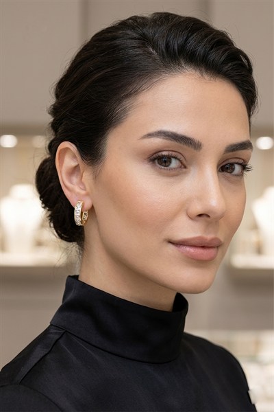 Su Yolu Model Kare Zirkon Taşlı Lüks Küpe 