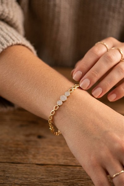 Toptan Gold Çelik Bileklik - Ortası Zirkon Taşlı, Kenarları Çivi Detaylı Model