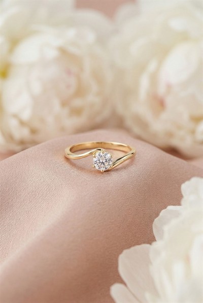 Toptan Zirkon Taşlı Kıvrımlı Model Çelik Kadın Yüzük – Gold Renk