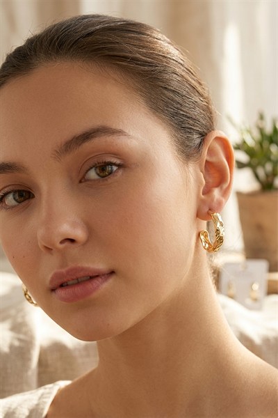 Xuping Gold Vintage Dövme Metal Dokulu Burgu Halka Küpe Toptan