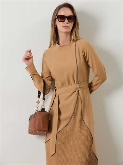 A50545 Aguaje Fermuar Detaylı Piliseli Elbise / CAMEL