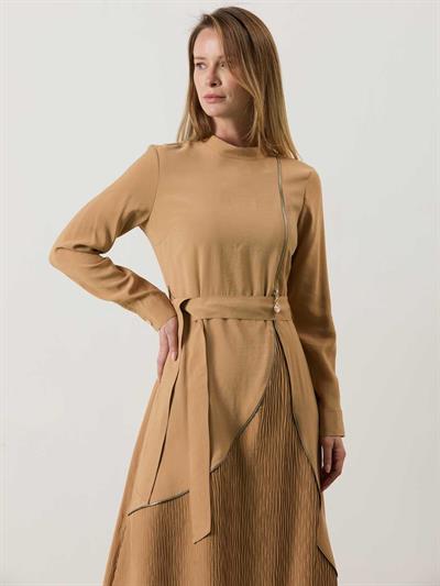 A50545 Aguaje Fermuar Detaylı Piliseli Elbise / CAMEL