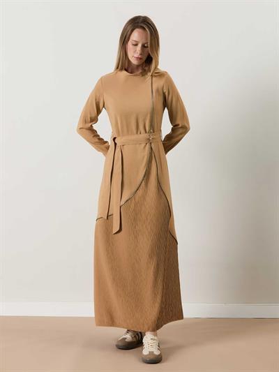 A50545 Aguaje Fermuar Detaylı Piliseli Elbise / CAMEL