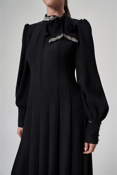 A70305 Aguaje Yakası Taş Detaylı Elbise / SİYAH