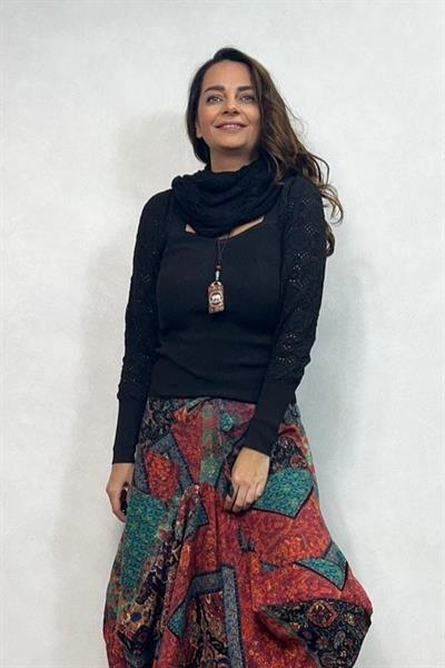 File Kol Detaylı Kalp Yaka Fit Bluz- Siyah