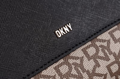 DKNY KADIN OMUZ ÇANTASI R8437A13-B8Q