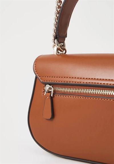 GUESS KADIN OMUZ ÇANTASI VG949321-COGNAC