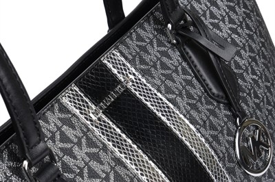 MICHAEL KORS KADIN OMUZ ÇANTASI 35F4S6HT9V-BLACKNOIR