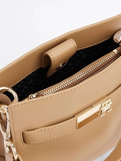 TOMMY HILFIGER KADIN OMUZ ÇANTASI AW0AW16896-RBC