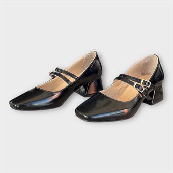 Kadın Hakiki Deri Üstten Bantlı Küt Burunlu Kalın Topuklu Ayakkabı Siyah Rugan