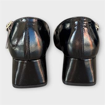 Kadın Hakiki Deri Üstten Bantlı Küt Burunlu Kalın Topuklu Ayakkabı Siyah Rugan