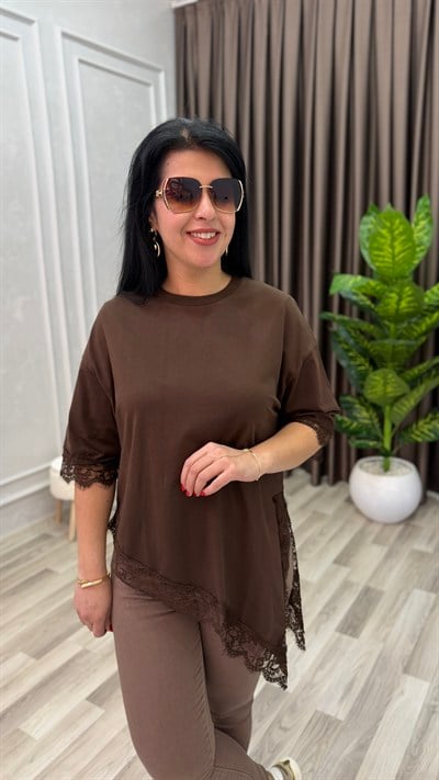 TIMELESS DANTEL DETAYLI ASİMETRİK TSHIRT KAHVERENGİ
