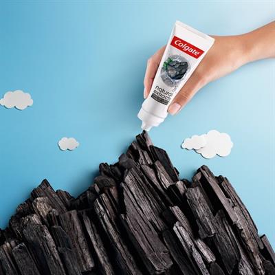 Colgate Natural Extracts Aktif Karbon ve Nane Saf Temizlik Diş Macunu 75 ml