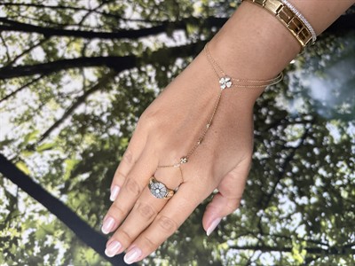 14K gold renk, zarif yonca detaylı zirkon taşlı,şık şahmeran