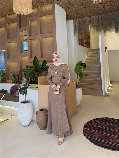Fuş - Orchid Şal Detaylı Broşlu Elbise - Vizon