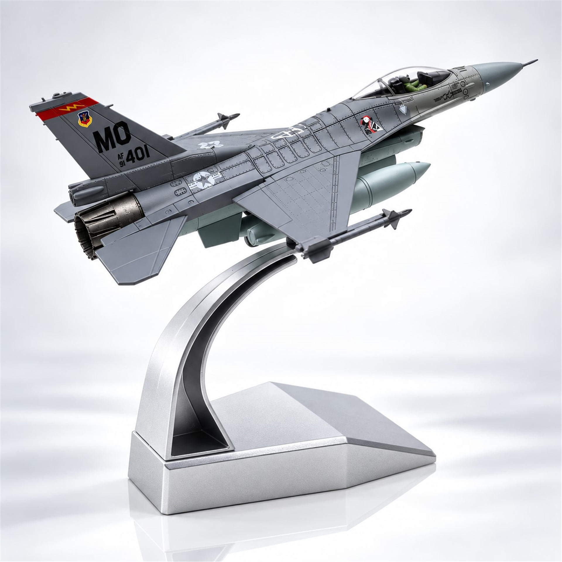 F-16C Fighting Falcon diecast model uçak gümüş stand üzerinde arka çapraz görünüm ve kuyruk detayları