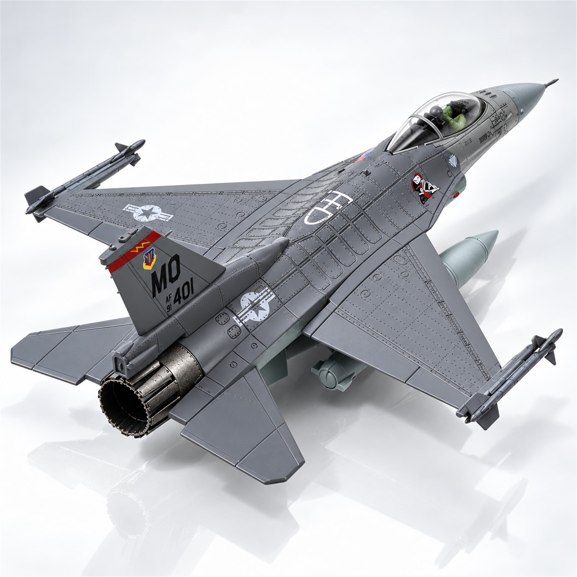 F-16C Fighting Falcon 1:100 maket uçak arka üst görünüm; kanat, kuyruk ve motor detayları