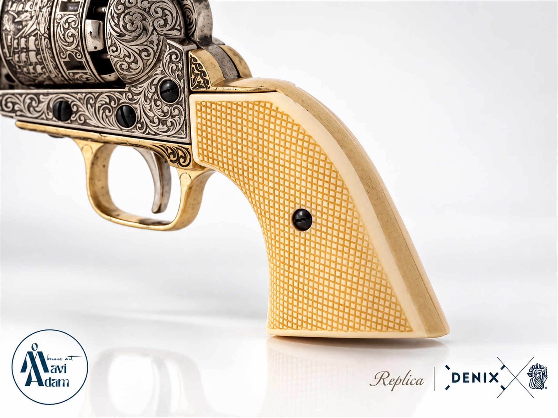 Denix 1040/B Navy revolver replikası fildişi görünümlü kabza yakın planı