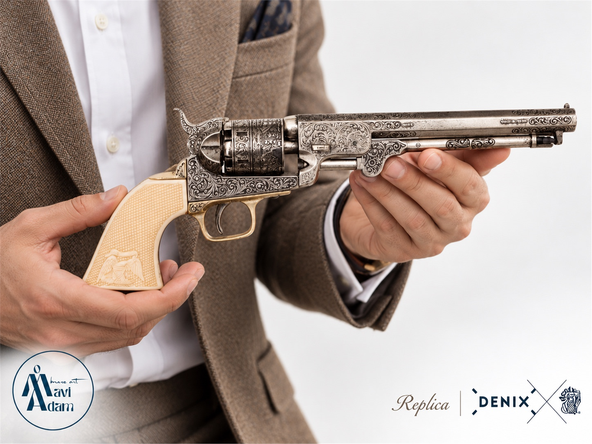 Denix Colt Navy 1851 35 cm dekoratif revolver replikasının elde ölçek görünümü