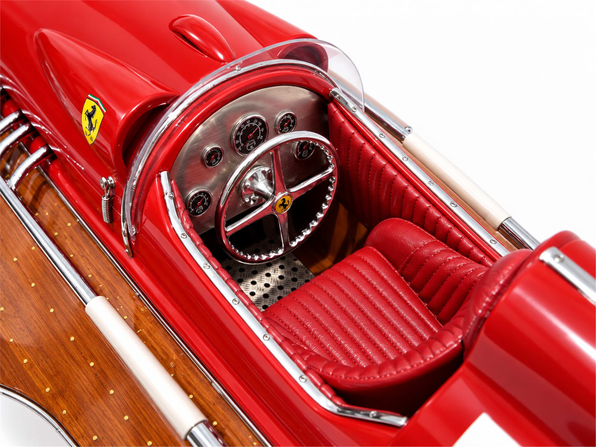 Ferrari Hydroplane Natural el yapımı ahşap model tekne kokpit direksiyon ve koltuk detayı