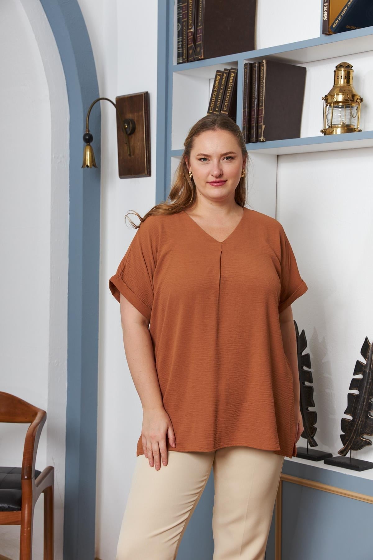 Yaka ve Kol Detaylı Yırtmaçlı Büyük Beden Bluz Camel