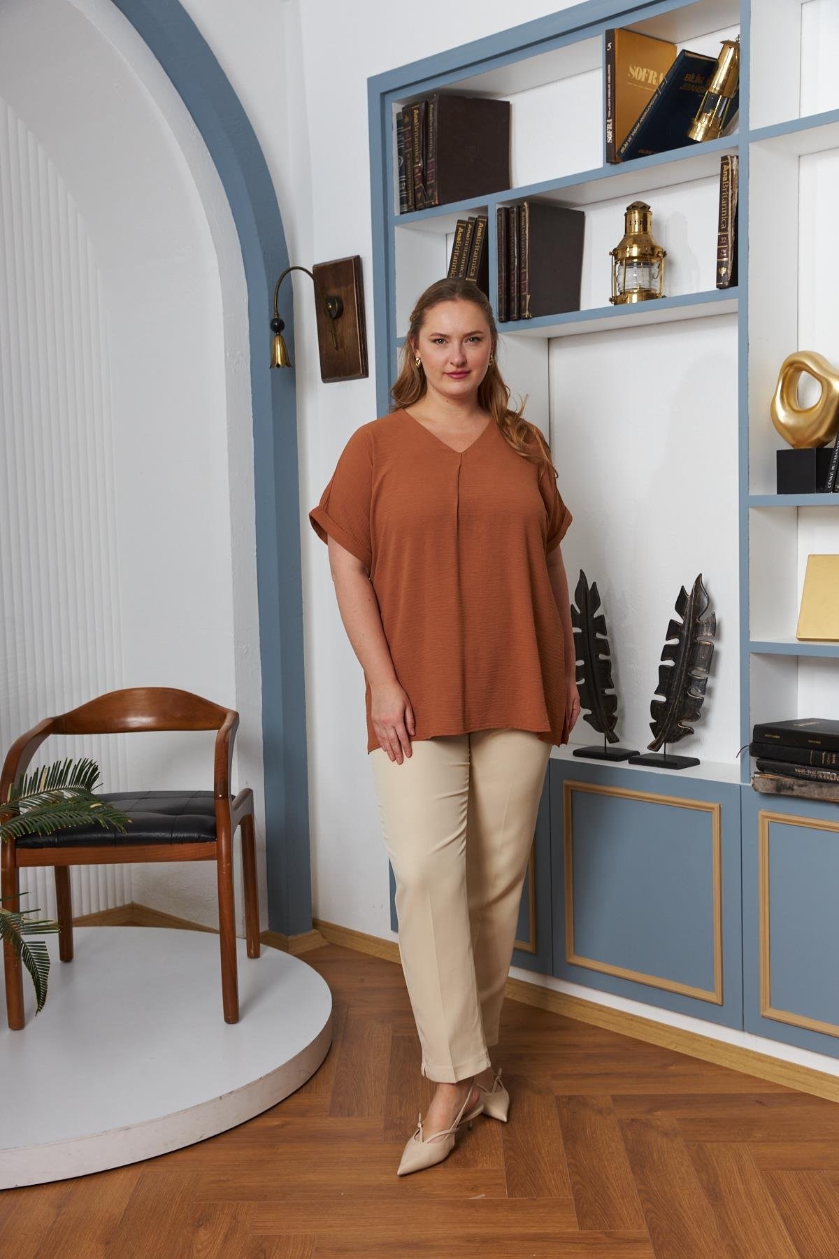 Yaka ve Kol Detaylı Yırtmaçlı Büyük Beden Bluz Camel