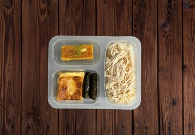 Pilav Üstü didilmiş Tavuk Yaprak Sarma Börek İrmik Tatlısı Menü 