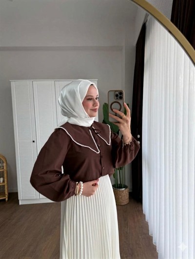Kadın Etek Üstü Bebe Yaka İncili Kahverengi Gömlek