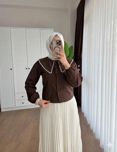 Kadın Etek Üstü Bebe Yaka İncili Kahverengi Gömlek
