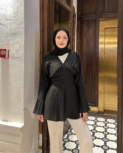 Pilise Detaylı Fermuarlı Bluz - Siyah