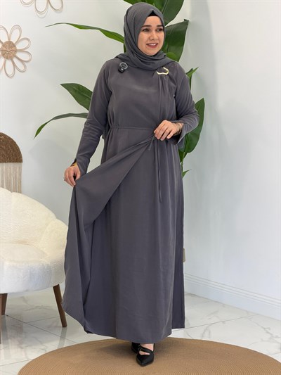 Gri Eva Broşlu Elbise