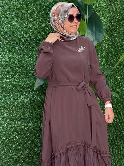 Kahve Broş Detaylı Elbise