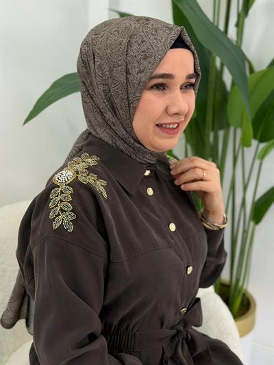 Kahve Omuzu Taşlı Elbise
