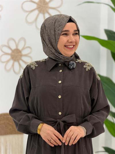 Kahve Omuzu Taşlı Elbise