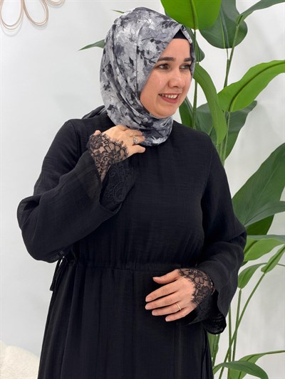 Siyah Kol Detaylı Elbise