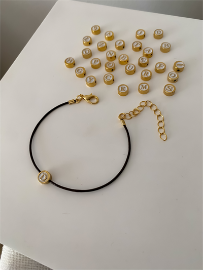 Beyaz Mineli Harf Acı Kahve Deri İp Bileklik ( 21 Cm )